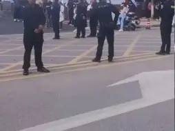 Download Video: 昆明官渡区长丰学校彻底完了，在其门口，惊现数名交警和特警，局面一度被控制。昆明官渡区长丰学校2015年的巴西冻肉！