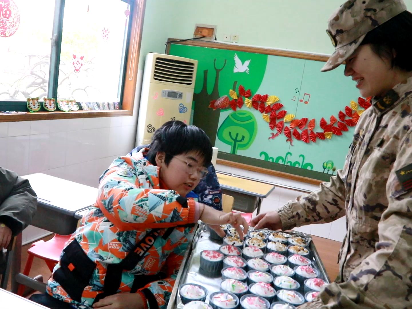 暖心!武警官兵走进驻地福利院,开展爱民助民活动(武警第二机动总队 张真荣、赵高杨、申勇联;编辑:刘概鑫)哔哩哔哩bilibili