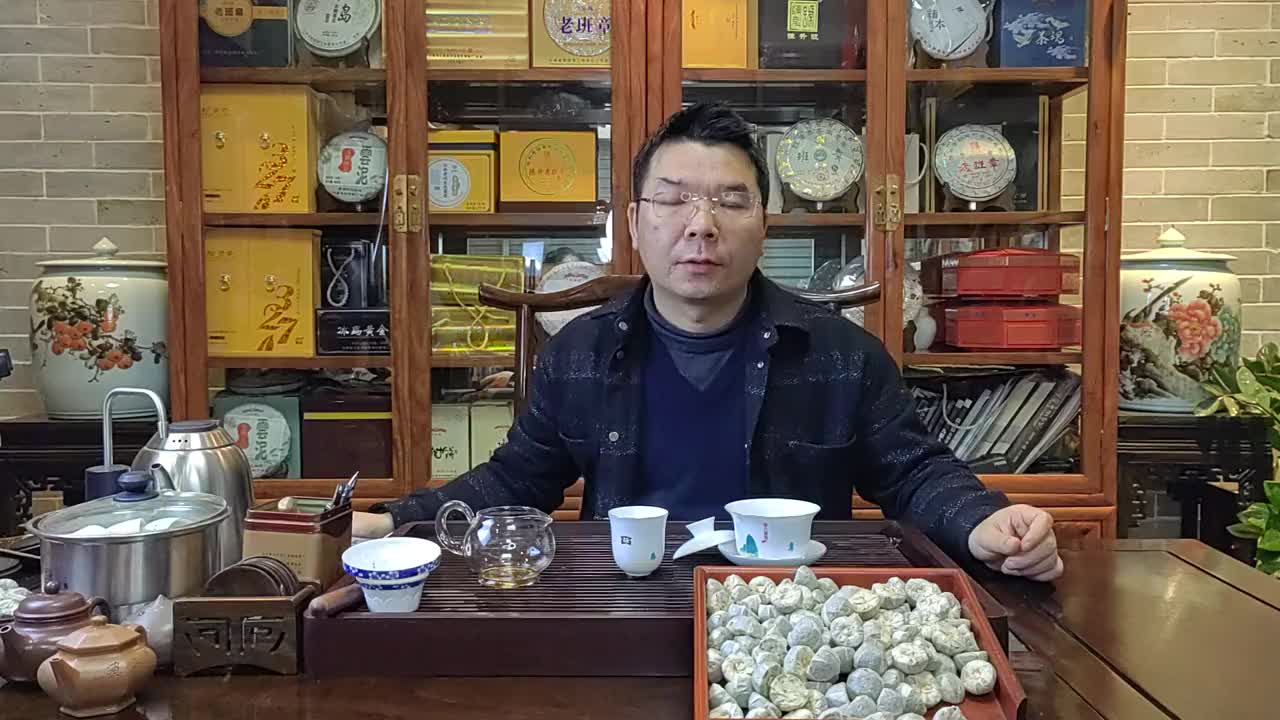 试喝1993年郎河茶业成立之前由王一球亲制的小沱茶,药香惊艳