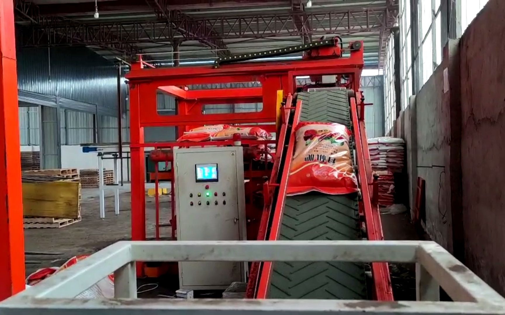 编织袋自动高位码垛机50kg大米自动码垛现场