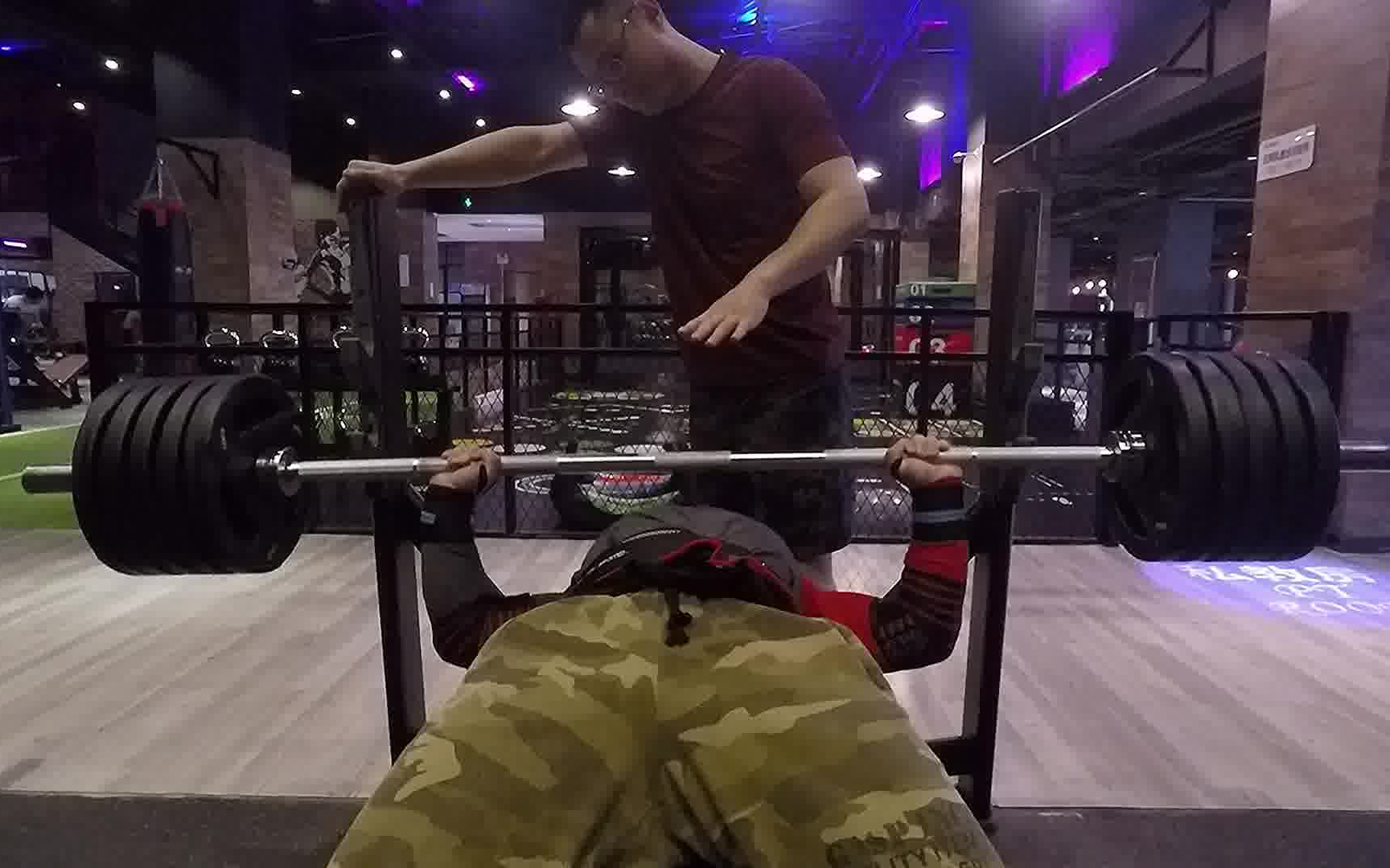 年前的目标,120kg卧推._哔哩哔哩 (゜-゜)つロ 干杯~-bilibili