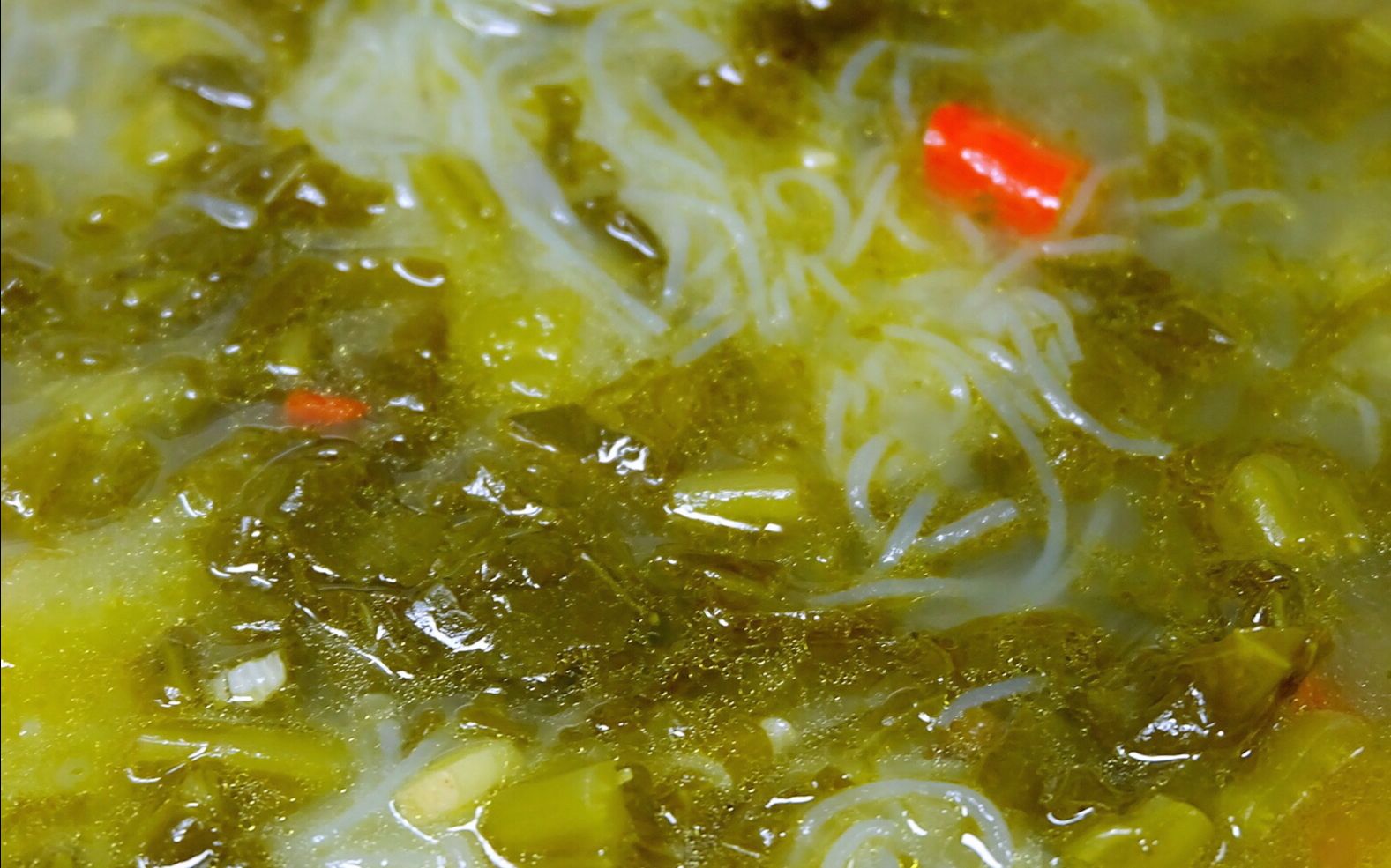 酸菜粉丝汤酸菜粉丝汤的家常做法酸辣爽口一端上桌全家人都抢着吃