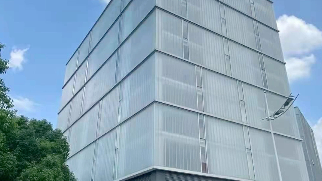 u型玻璃外墙停车场