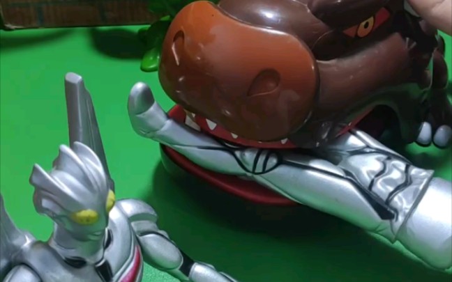 奥特曼的脚找不到了