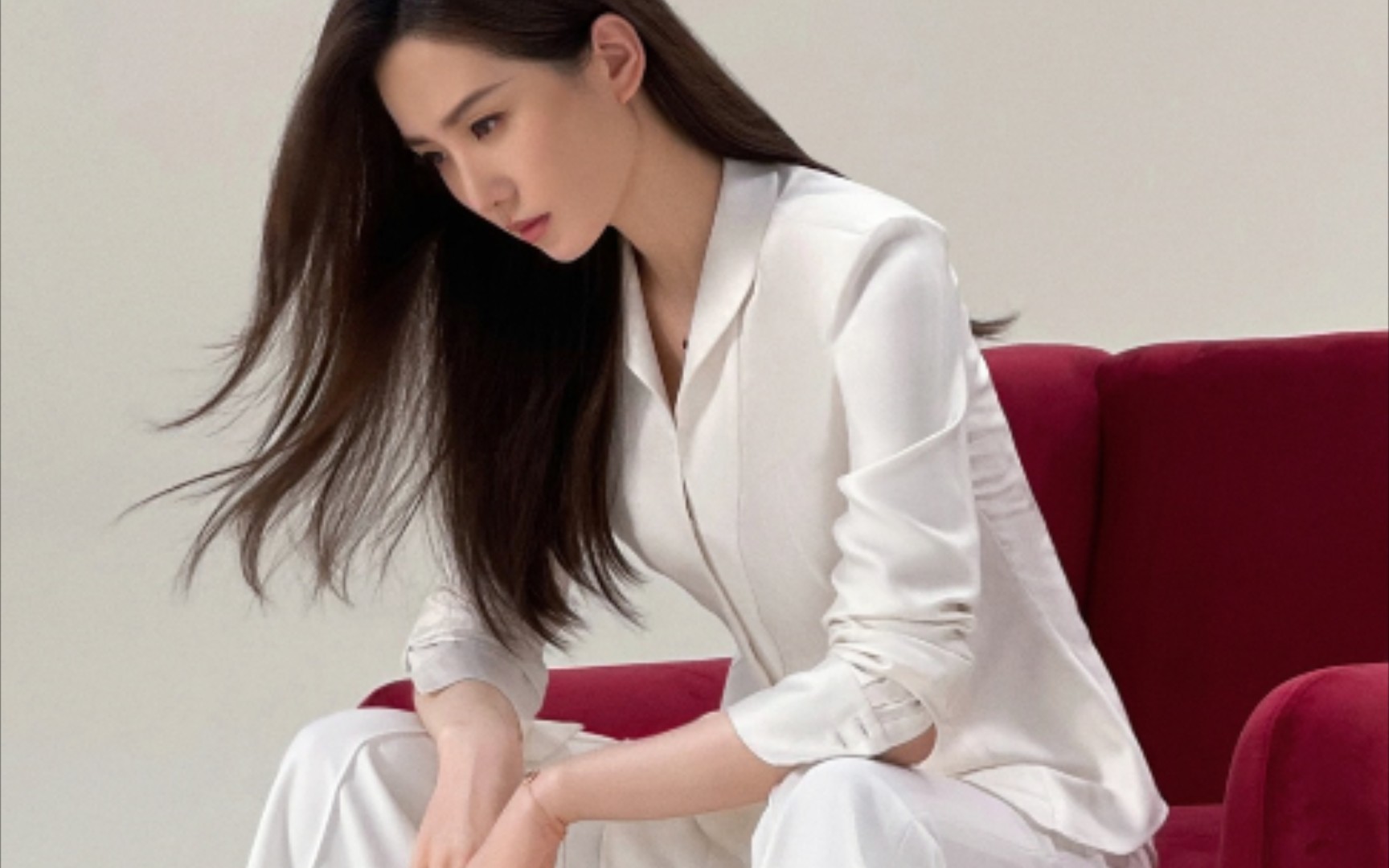 西装大boss～刘诗诗霸气坐姿