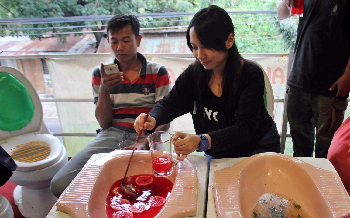 史上最奇葩的餐厅从马桶里捞食物吃生意火爆还要排队