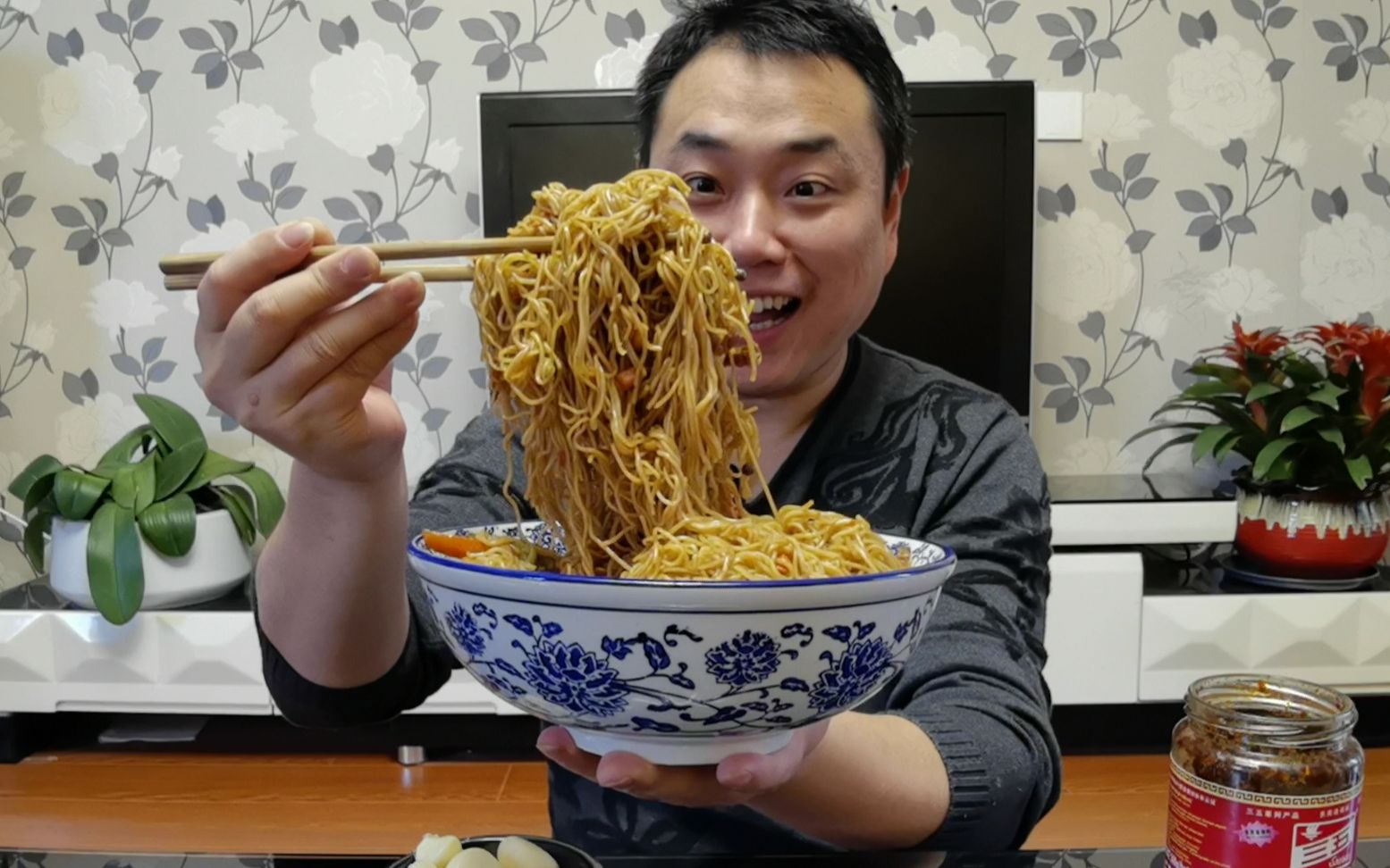 比盆还大的一碗河南卤面条面条哥3分钟就吃光味真美吃爽了