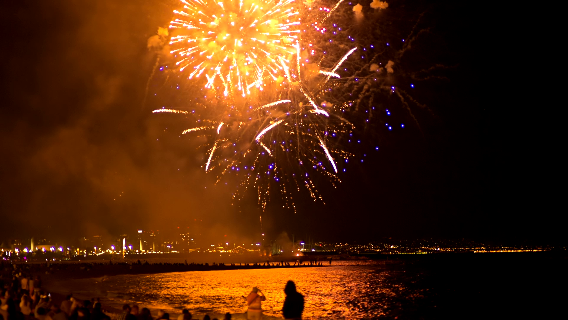 烟花照亮海滩天空