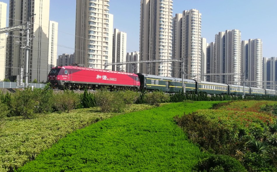 济局济段hxd3d0522牵引z272青岛—西宁青岛北站发车.