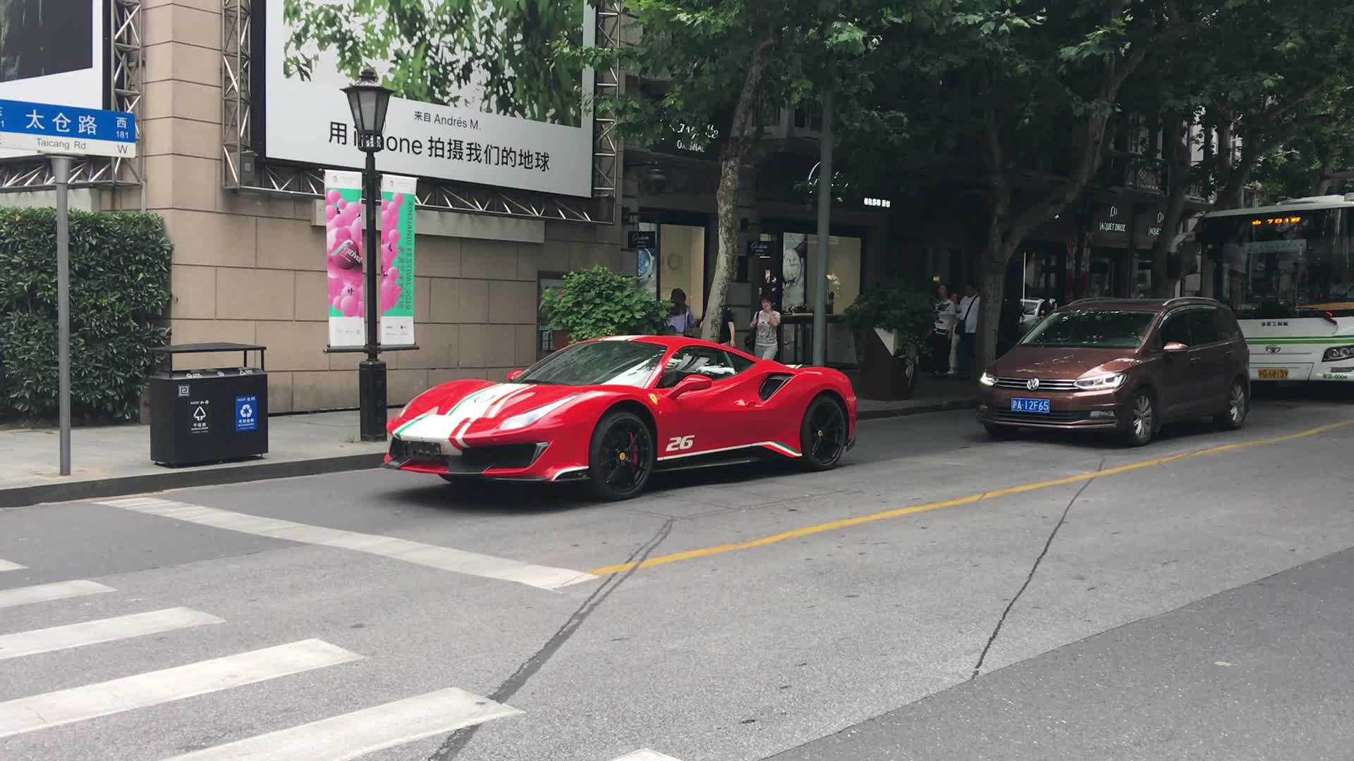 上海街拍雄赳赳气昂昂继续踏上新征程ferrari488pista