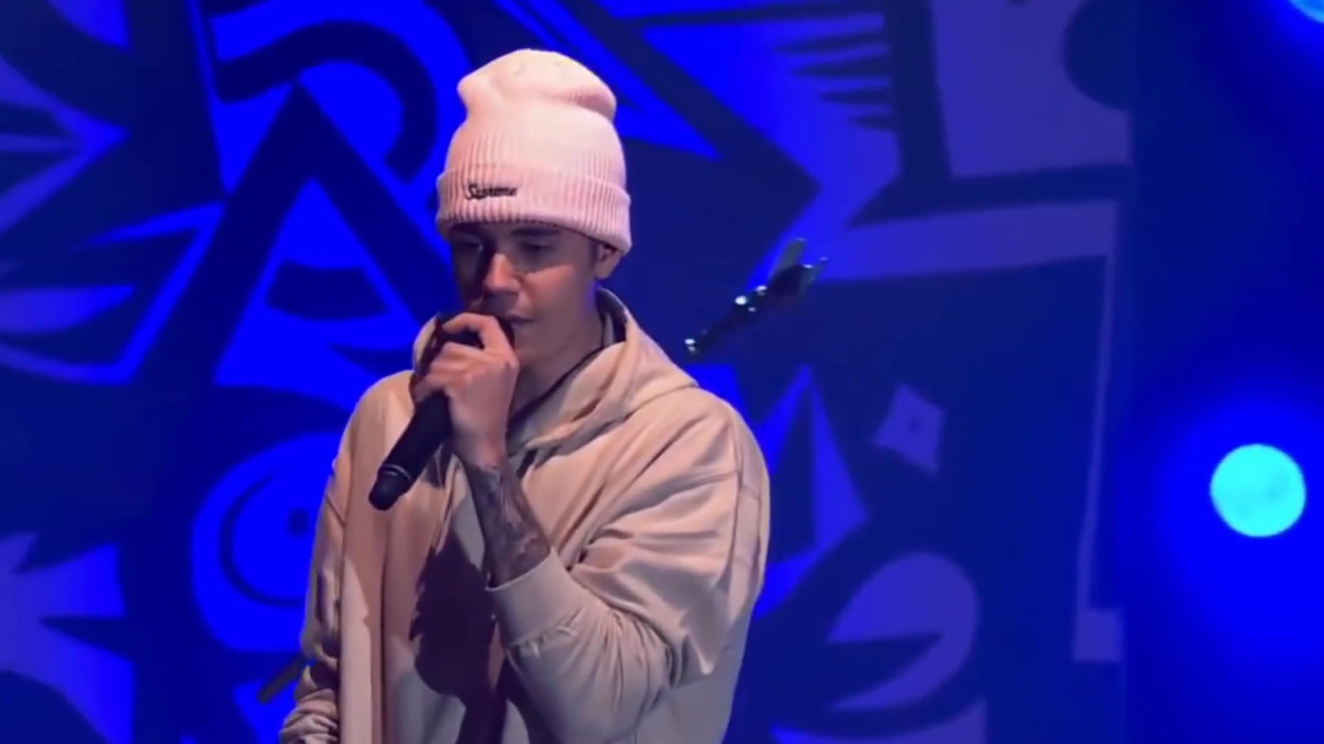 [图]Justin Bieber - Mistletoe Christmas Love (Live)