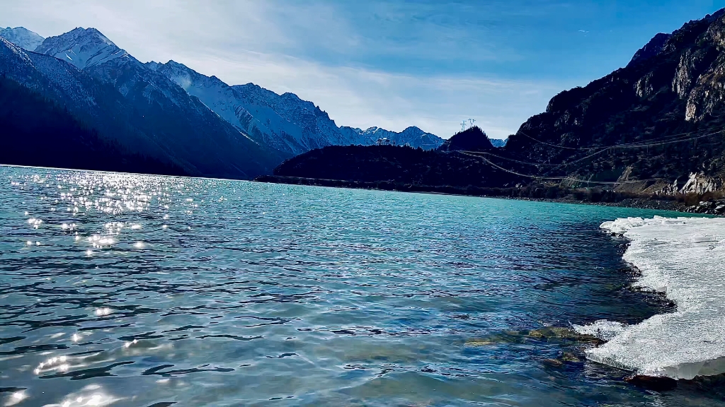 安静的湖面望着宁静布达拉