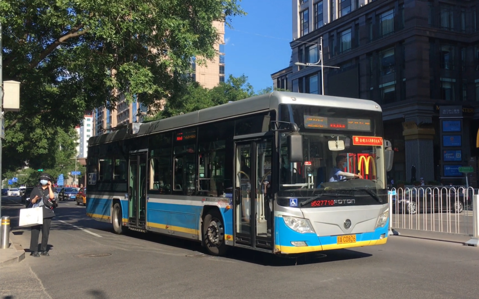 北京公交103路 无轨鹰27710出站