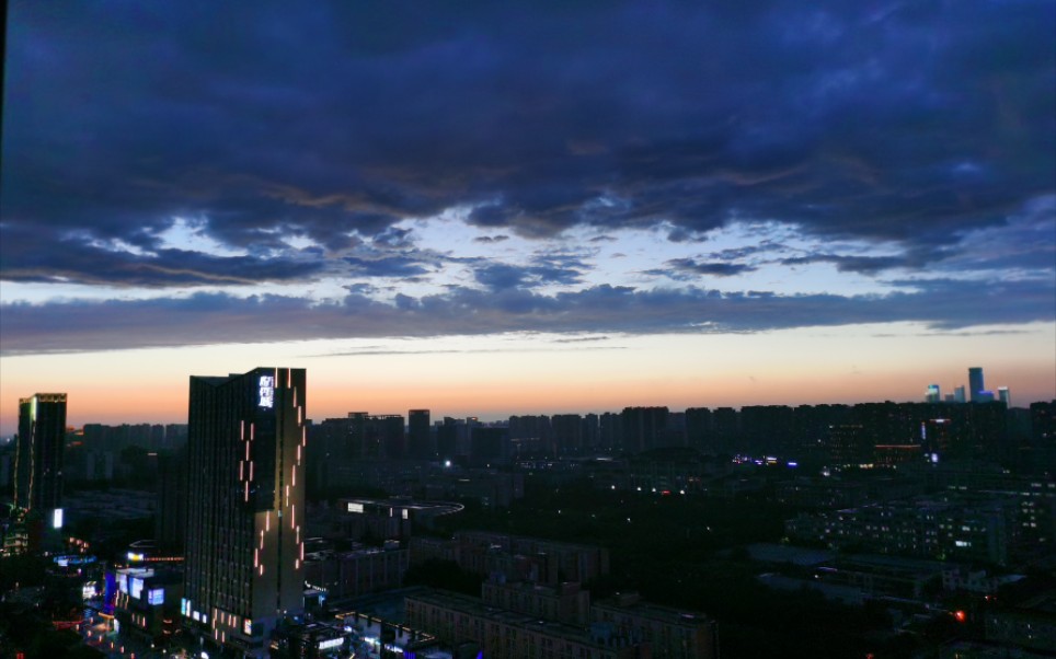 『城市里的美好』晚风轻踩着云朵,夕阳深处有一家小卖部,贩卖着橙色与