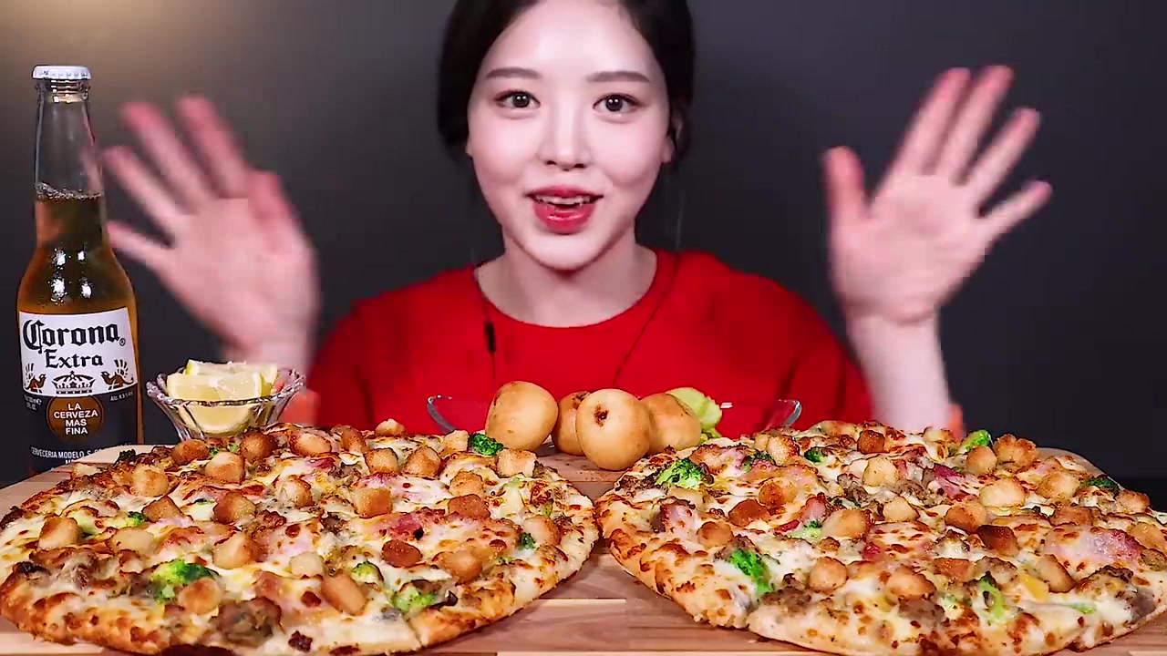 【eat with boki】接近163万人观看的大吃特吃两个必胜客大披萨.