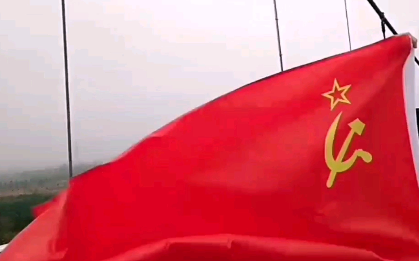 当你秋游时在高处举起苏联国旗