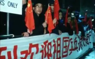 Скачать видео: 【1971日本微记录】中国乒乓球代表团抵达东京【华侨华人热烈欢迎】