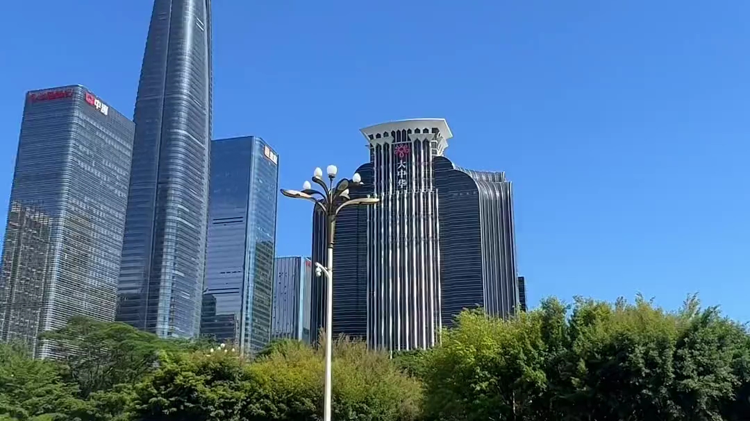 深圳大中华老板,每天开飞机上下班的,贫穷限制了我的想象