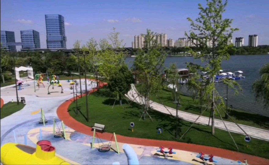 盐城中华海棠园里的游乐设施