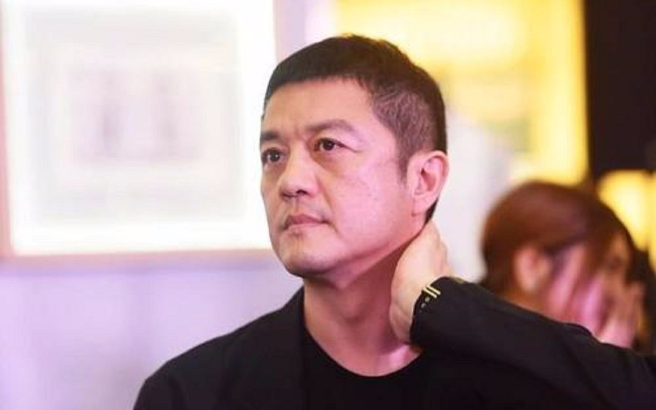 李亚鹏恋爱了?被曝牵手神秘女子,面对摄像机也无动于衷