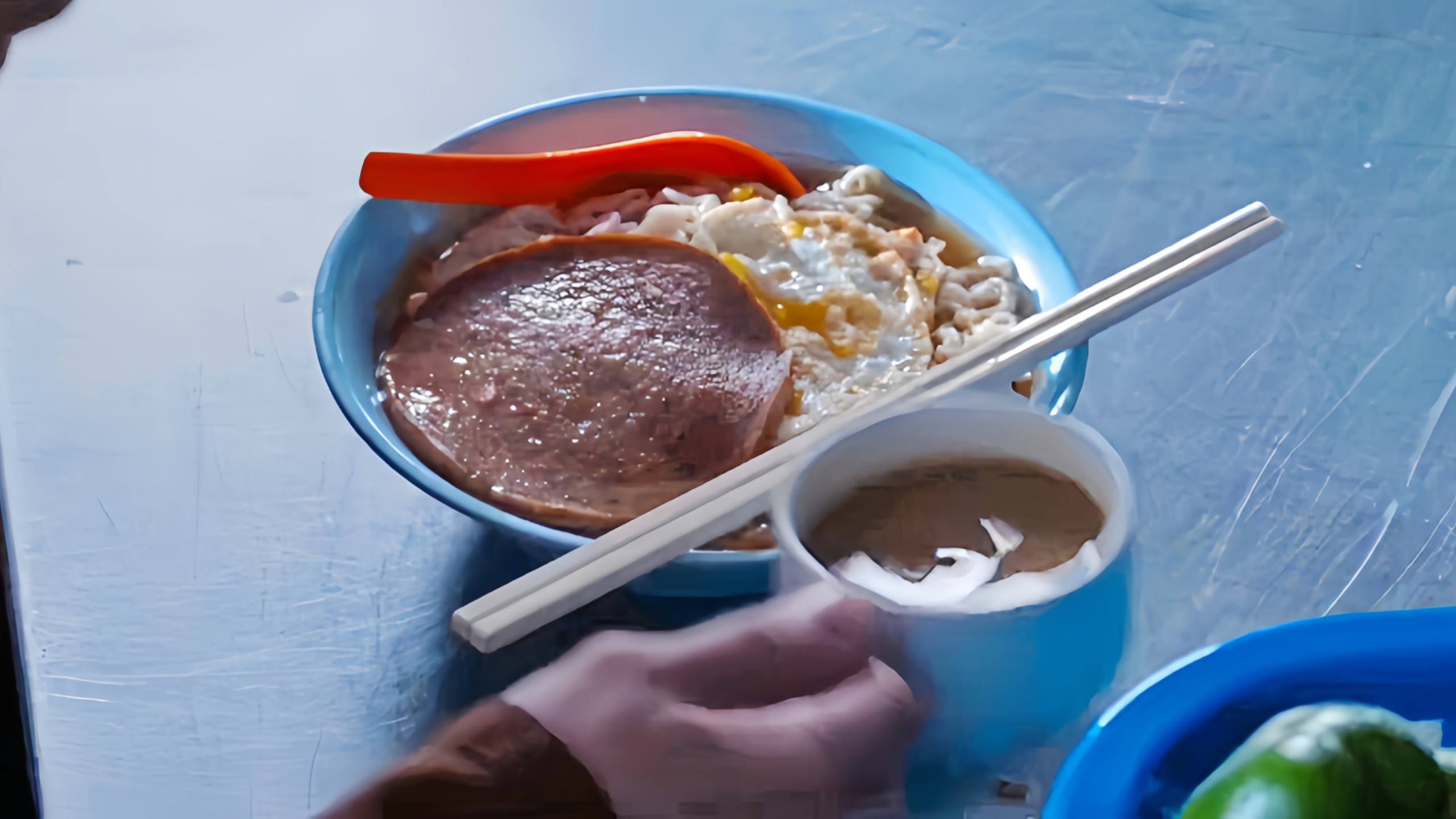 监狱加餐一口牛肉饼面一口热咖啡真豪横,成龙被欺负吃黄豆罐头配鸡