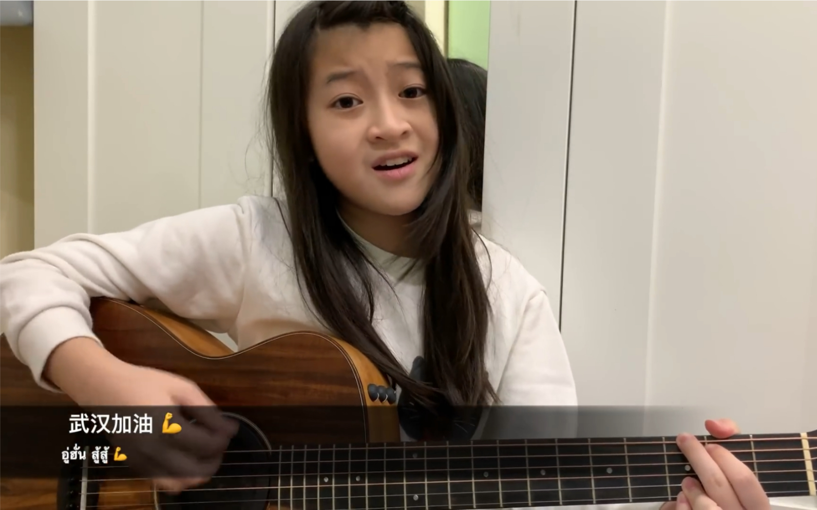 武汉加油泰国小女孩gailsophicha原创歌曲victory为武汉加油