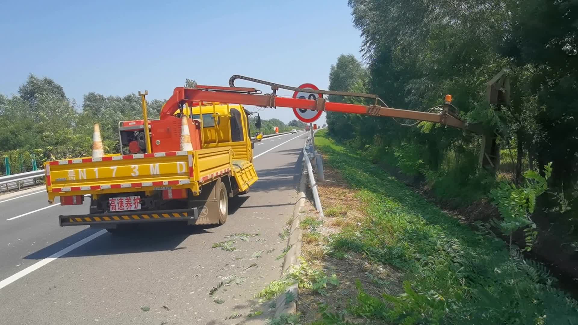 大型高速绿篱修剪机车载高速绿篱修剪机公路中分带修剪机器找小姜
