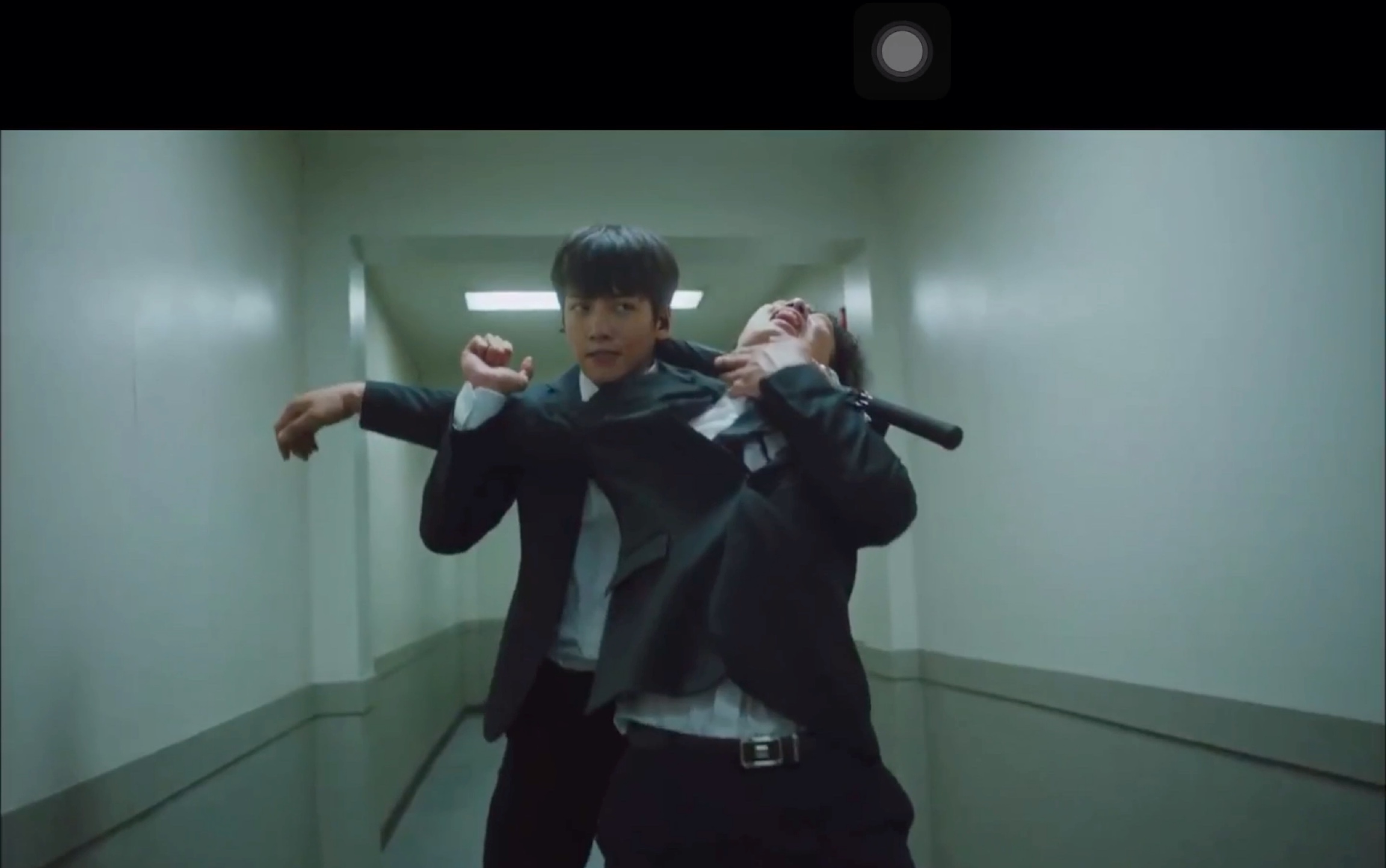 《the k2》池昌旭帅气雨伞打戏