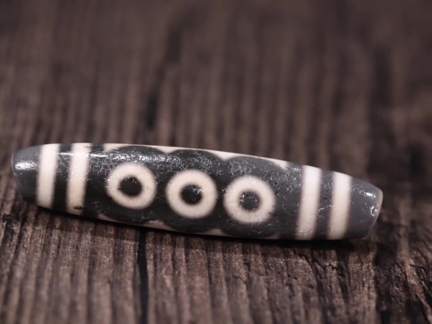 精品藏传至纯九页岩五眼天珠,珠型完美,质地细腻,肉质感强