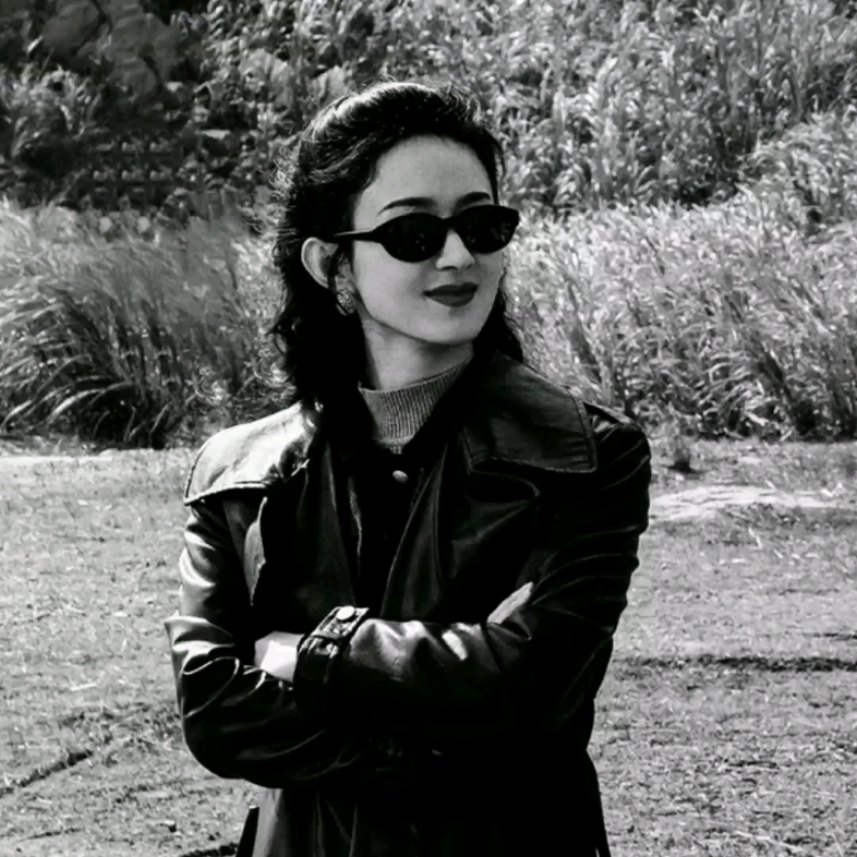 墨镜一戴,人见人爱～恭喜赵丽颖解锁新代言陌森眼镜.