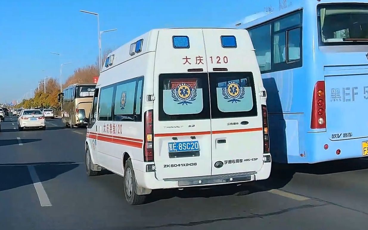 避让拉响警报器的救护车