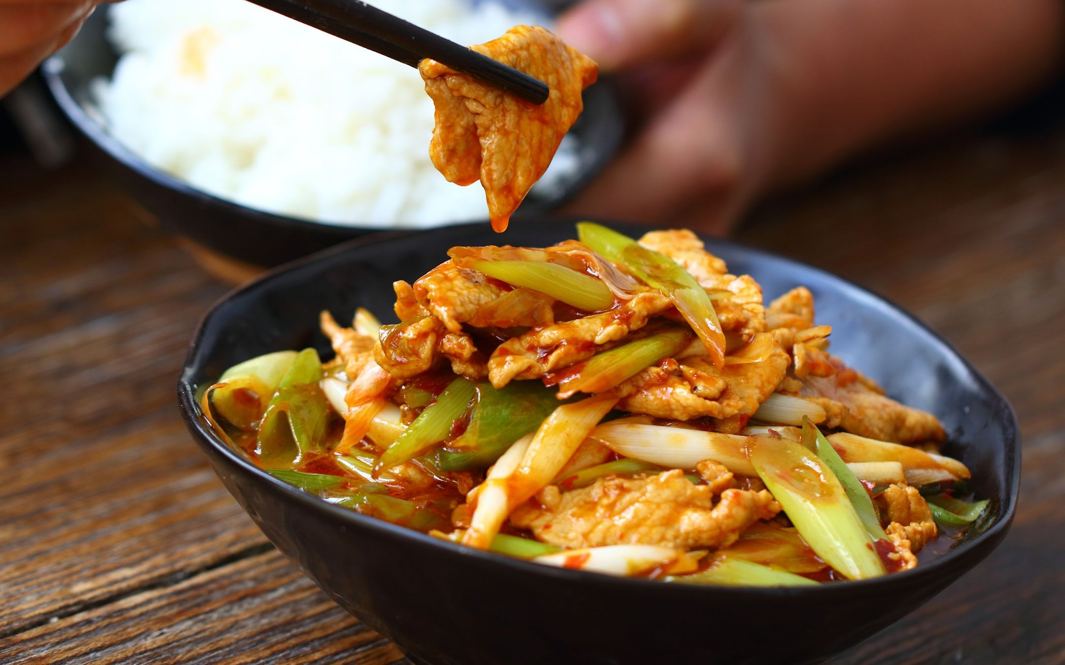 王一刀美味的家常菜葱香小炒肉配米饭吃可香了