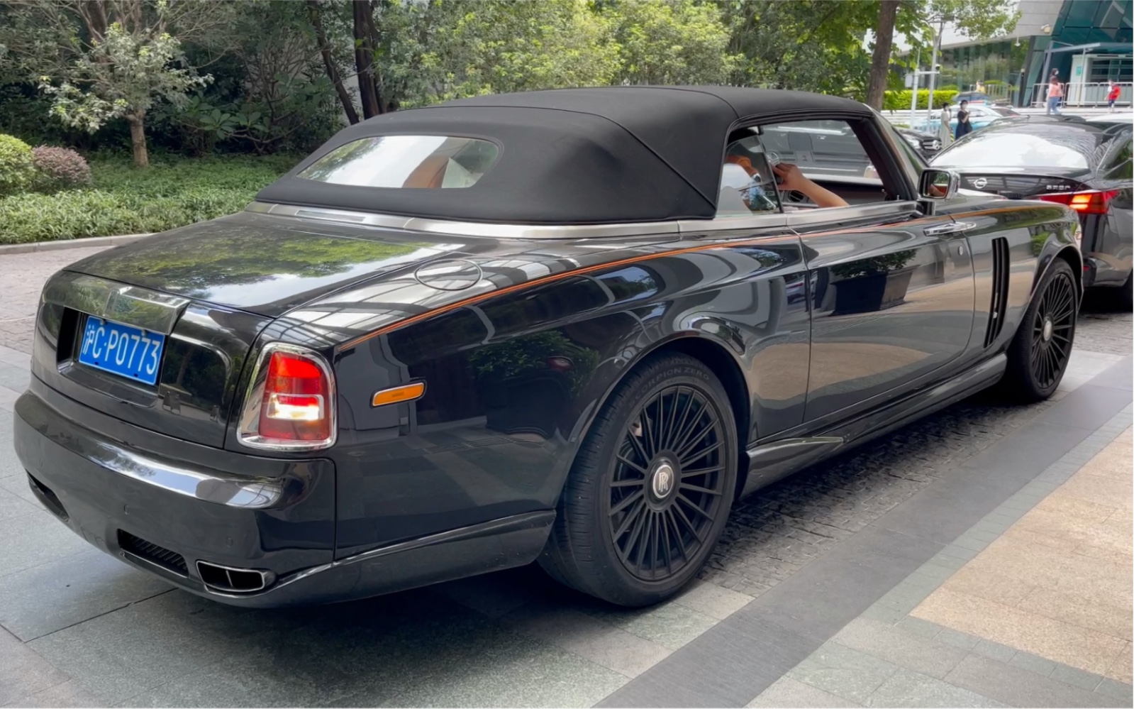 【幻影敞篷】劳斯莱斯的大敞篷RollsRoyce Phantom Drophead Coupe开走了哔哩哔哩bilibili