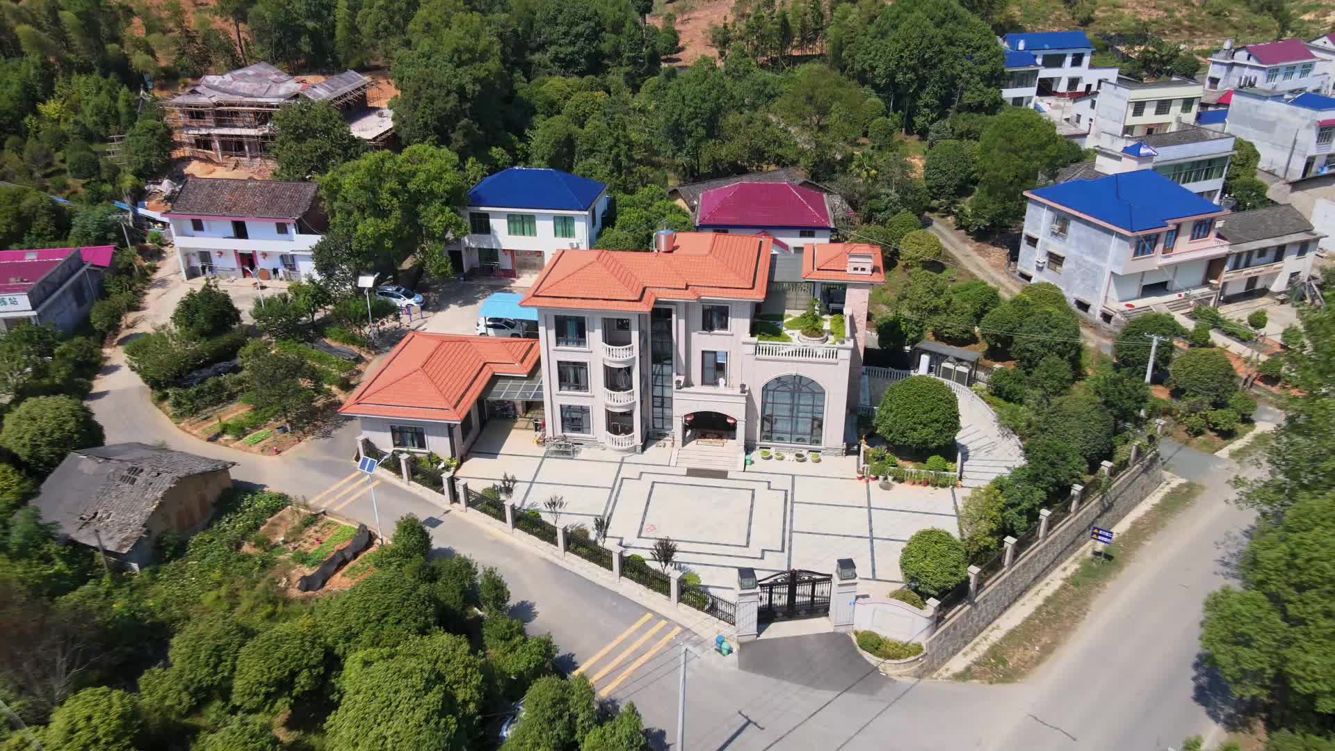 航拍湖南长沙浏阳山区,一栋不错带庭院三层小别墅,特别是顶楼