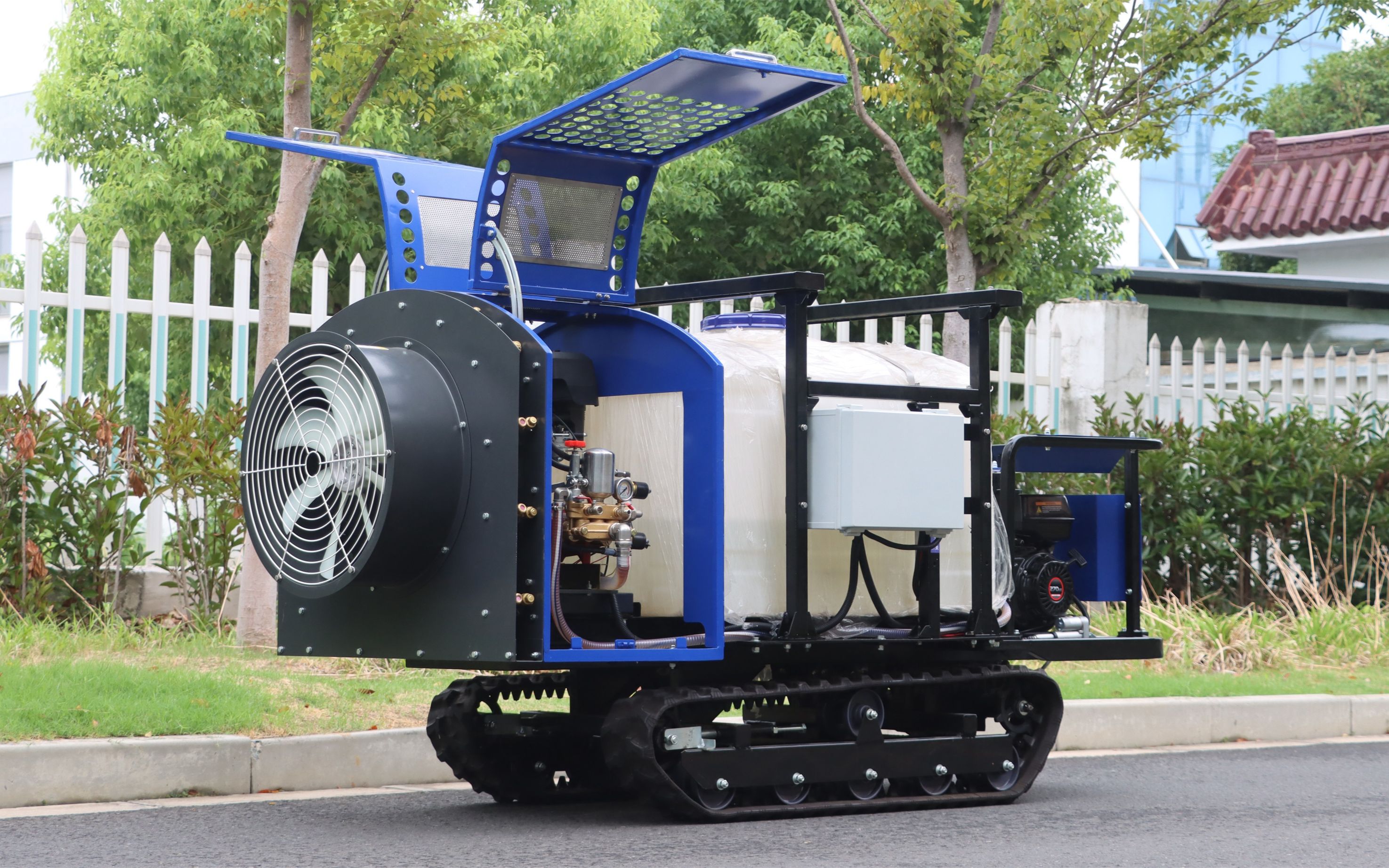 为什么双动力林果履带遥控风送打药机更受欢迎呢?