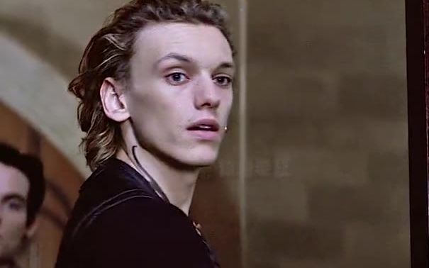 我们来看看年轻格林德沃杰米坎布尔鲍尔 的高颜值!