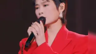 疑似李宇春害怕麦克风收到自己的vocal 紧握麦克风疯狂乱晃