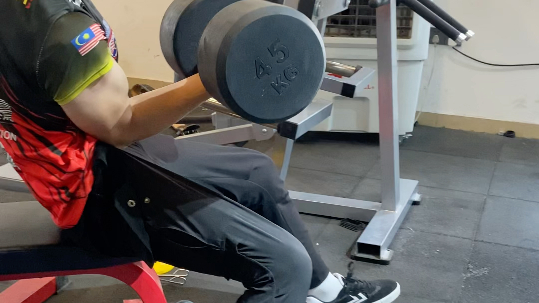 体重47公斤哑铃45公斤训练三周的效果目前就读于初三80后小伙你爱了吗