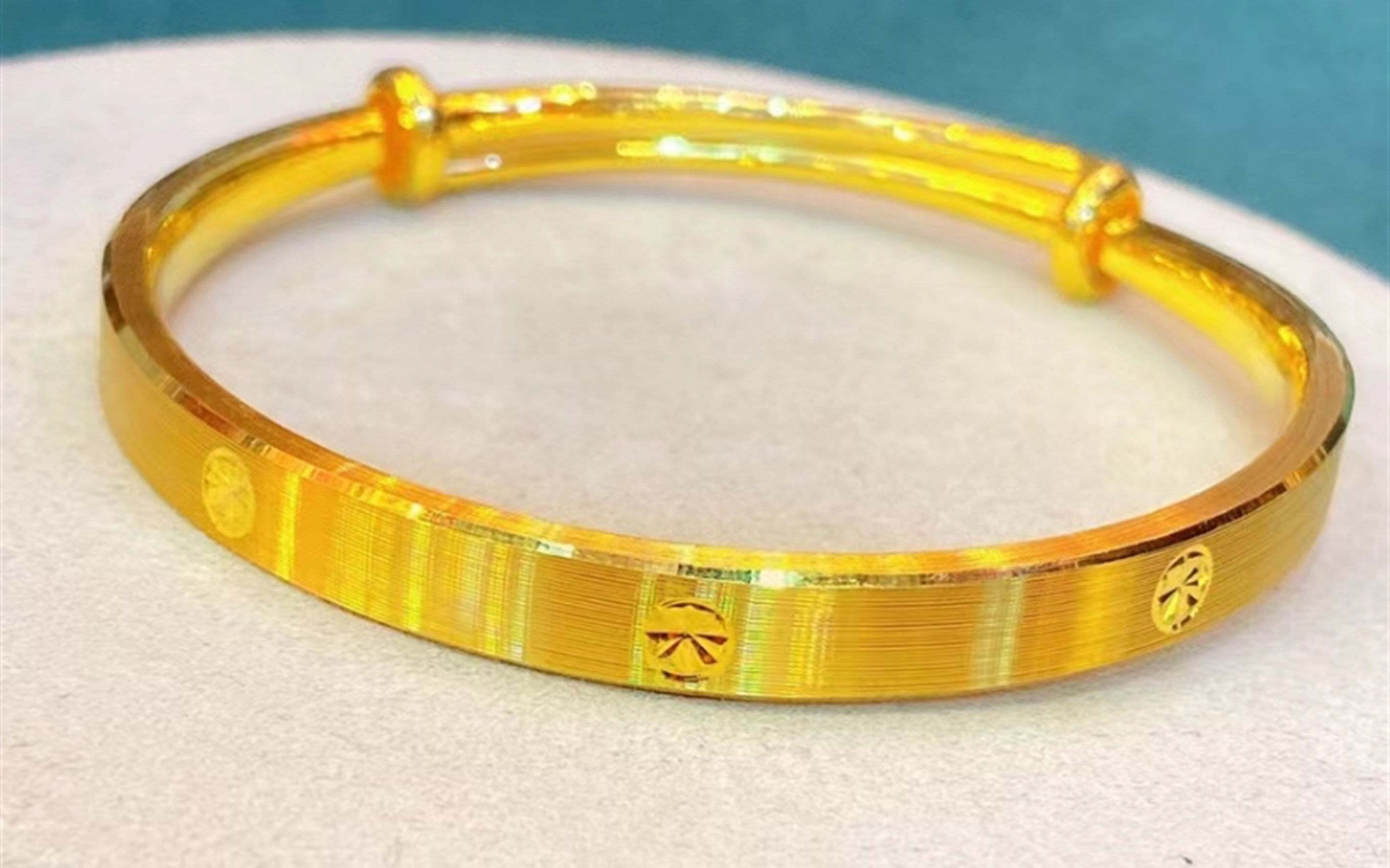 黄金手镯,仿卡地亚款,年轻中年都可以带,出手就是时尚和称赞,,#珠宝