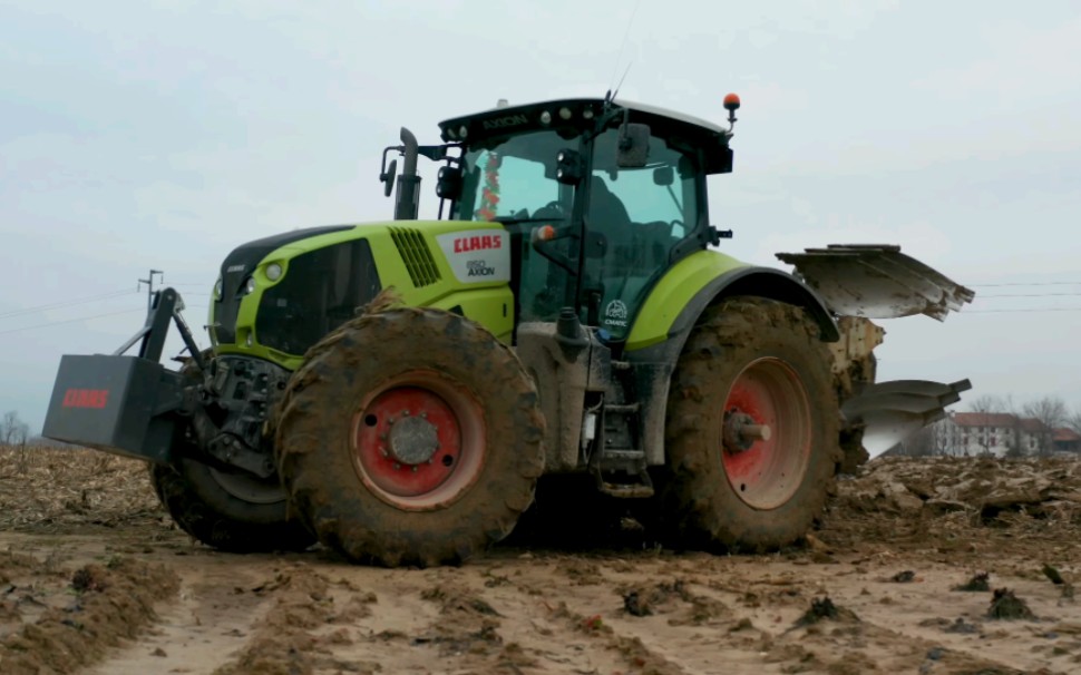 克拉斯(claas)axion 850拖拉機玉米茬地翻耕作業