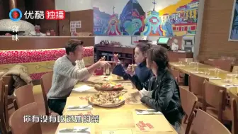 Video herunterladen: 锋味：twins姐妹情深秀恩爱！谢霆锋翻个白眼倒吸一口凉气！