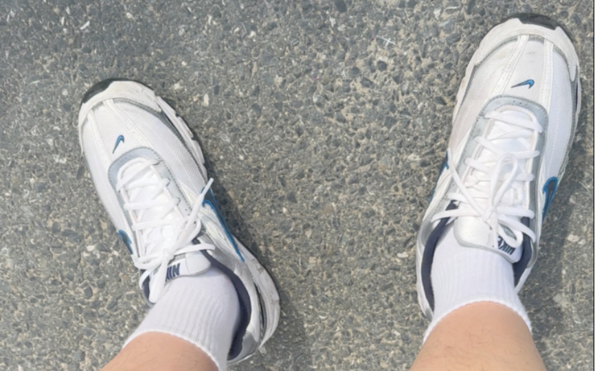 白鞋白袜打篮球 结果受伤了