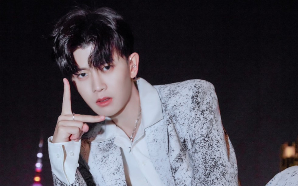 【任嘉伦】——东方卫视跨年演唱会《独一无二》十《see   ya》