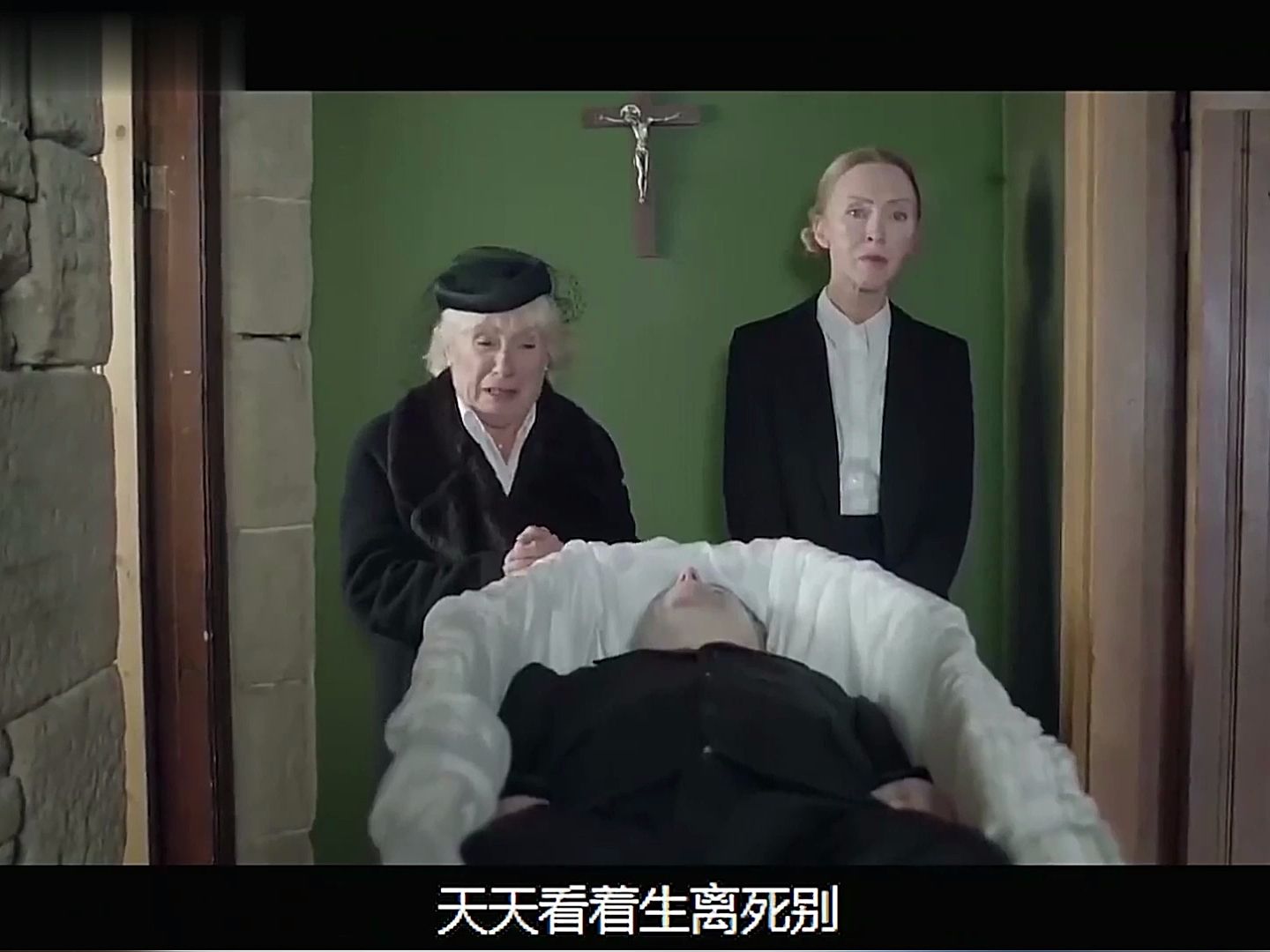 停尸房送来绝美男尸,女殓尸官动了春心,悄悄打包回家和自己睡觉!