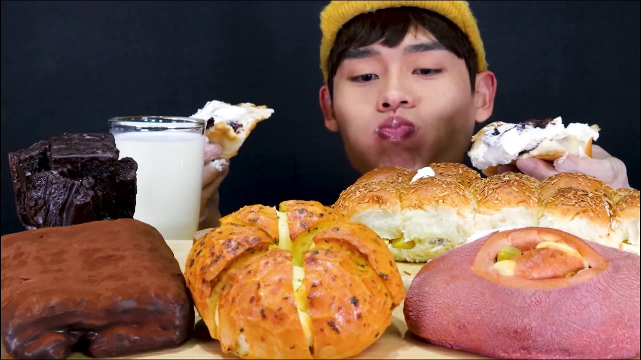 吃播剪说话 奉吉小哥大嘴吃面包系列