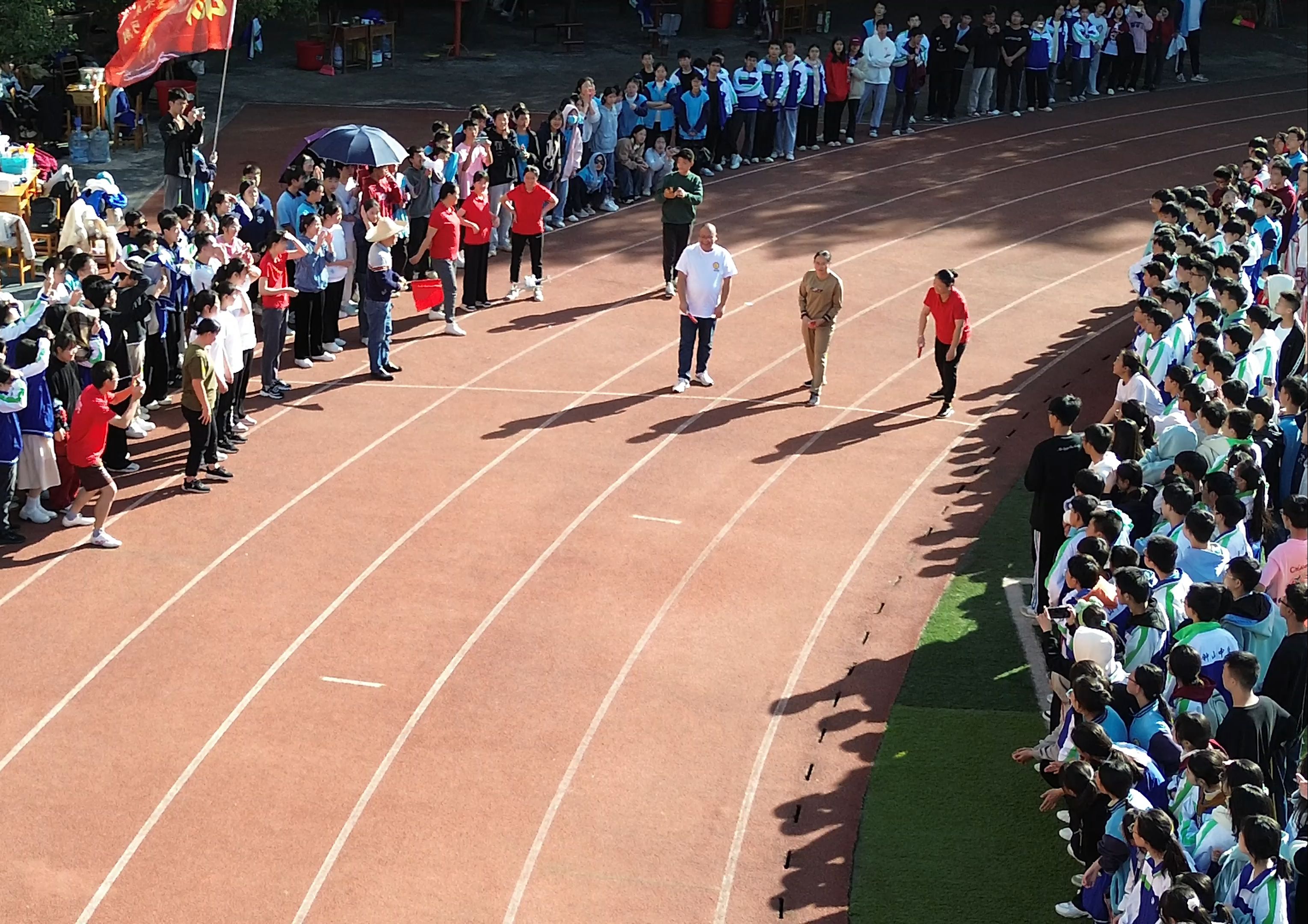 钟山中学2023年运动会班主任接力赛剪影