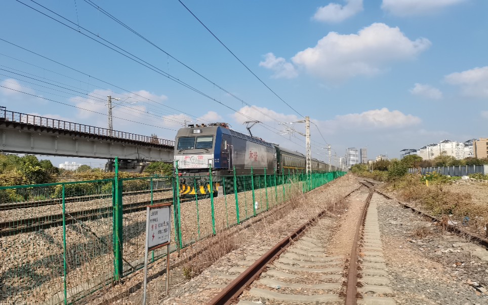 【中国铁路】【鸣笛】武局襄段hxd3c0674牵引k123次列车通过沁春路中