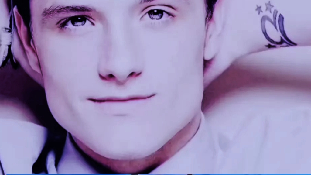 一个双手抱头的男人