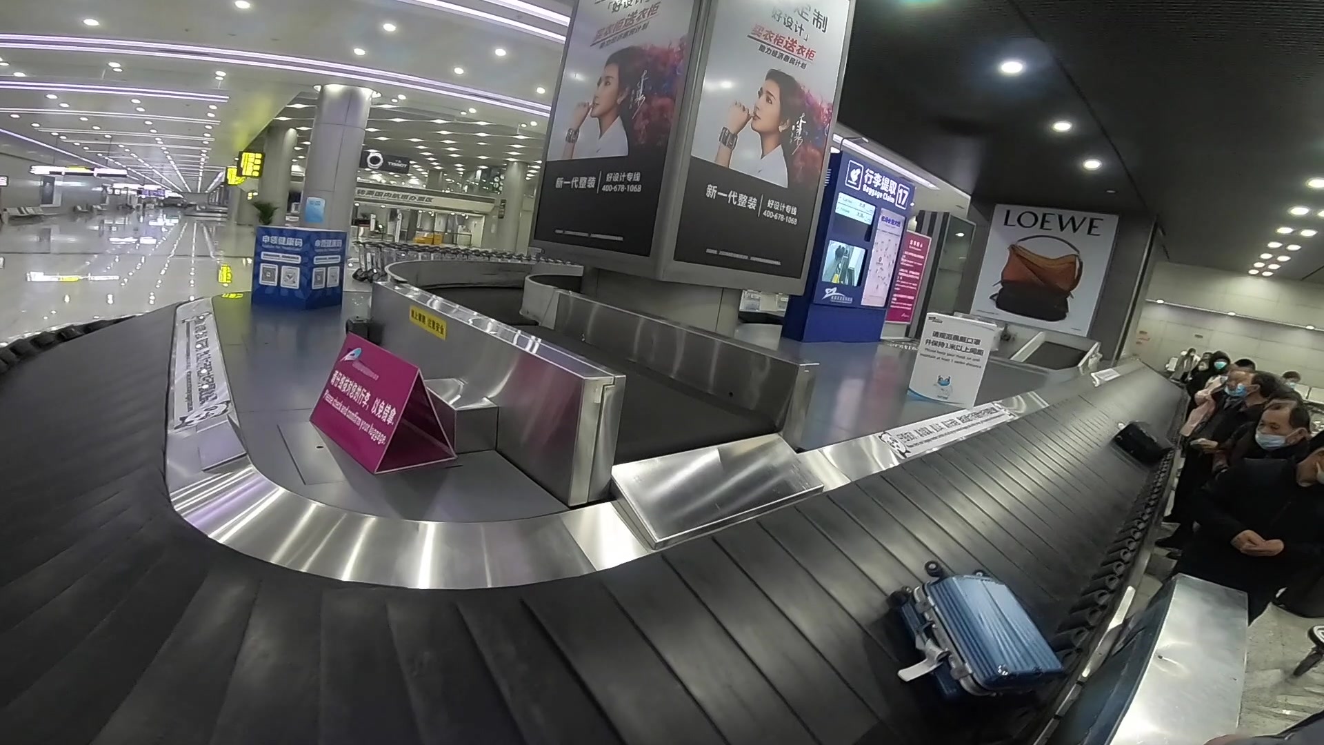 成都双流机场太大了,坐摆渡车老半天才到出口,规模不输北京大兴机场