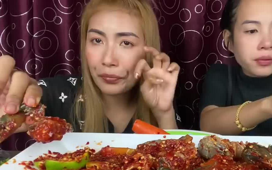 泰国美食钢牙妹和姐妹吃辣辣的生蟹生虾